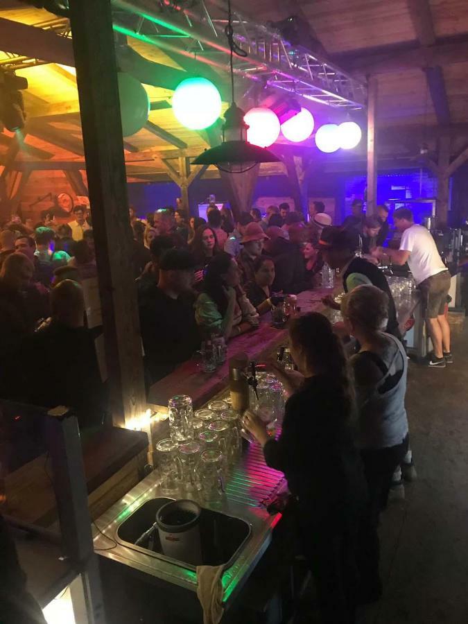 Oktoberfest Wiesn Camp Lodge Munchen Bagian luar foto
