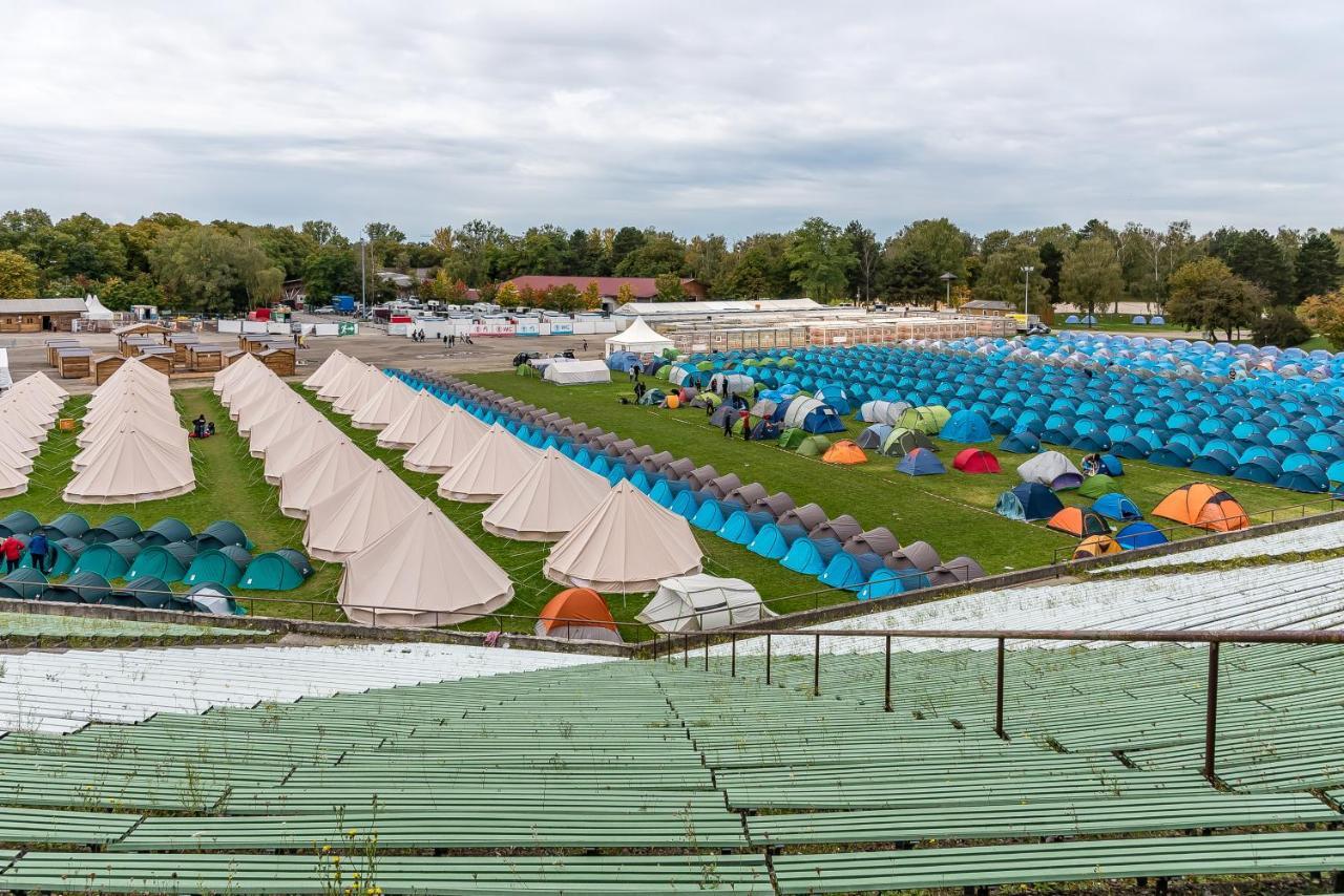 Oktoberfest Wiesn Camp Lodge Munchen Bagian luar foto